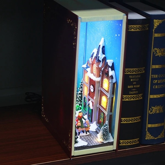 NWT 🌲Book Nook | Winter Village |Seen On Buzzfeed - Picture 1 of 5